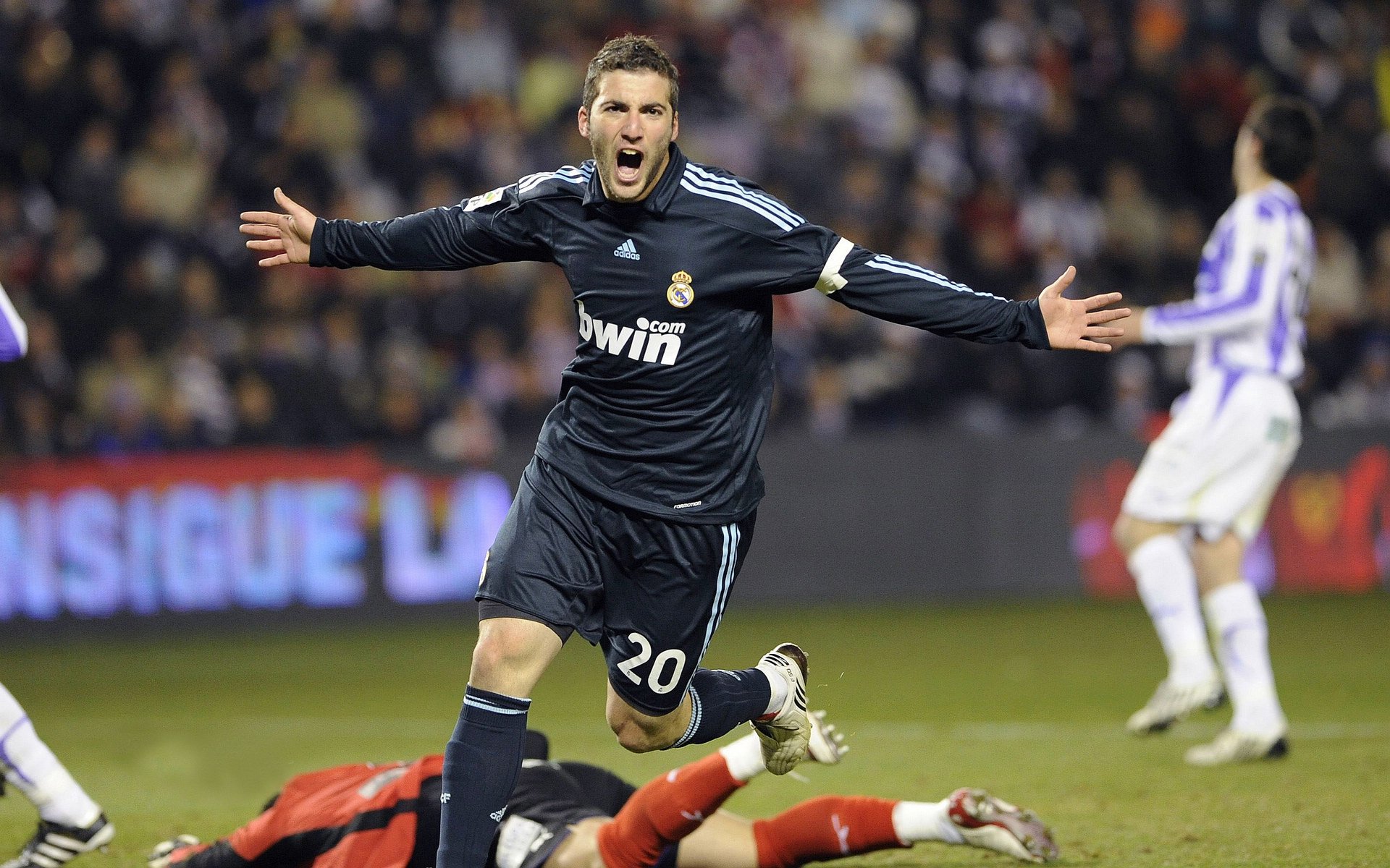 西甲国家德比之夜，哈利伯顿数据全面爆炸，当篮球天才闯入足球圣殿